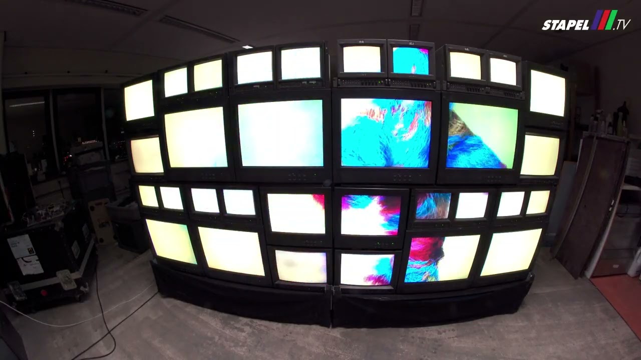 Videowall van 30 vintage CRT-tv's die samen één beeld tonen