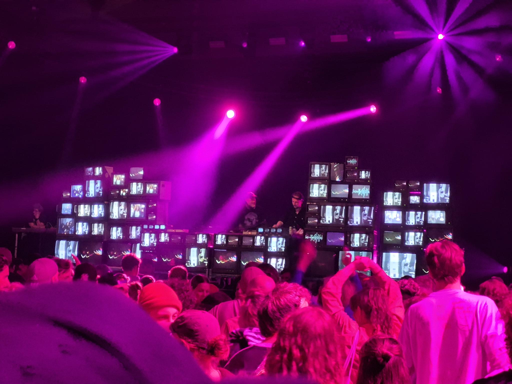 Videowall van 87 tv's rond de dj-booth in de Lima tent op Lowlands, gezien vanuit het publiek