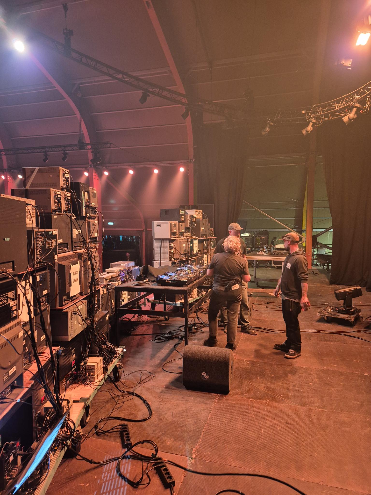 Opbouw en soundcheck bij de videowall backstage op Lowlands