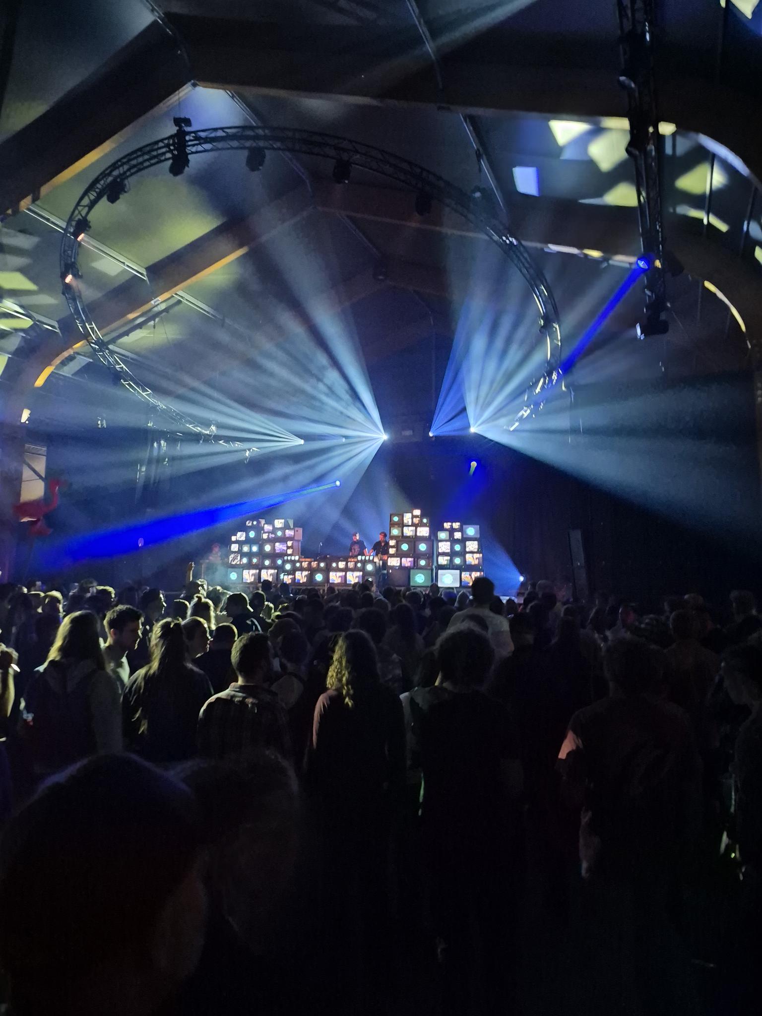 De Lima tent op Lowlands met de videowall op het podium, gezien vanaf de dansvloer