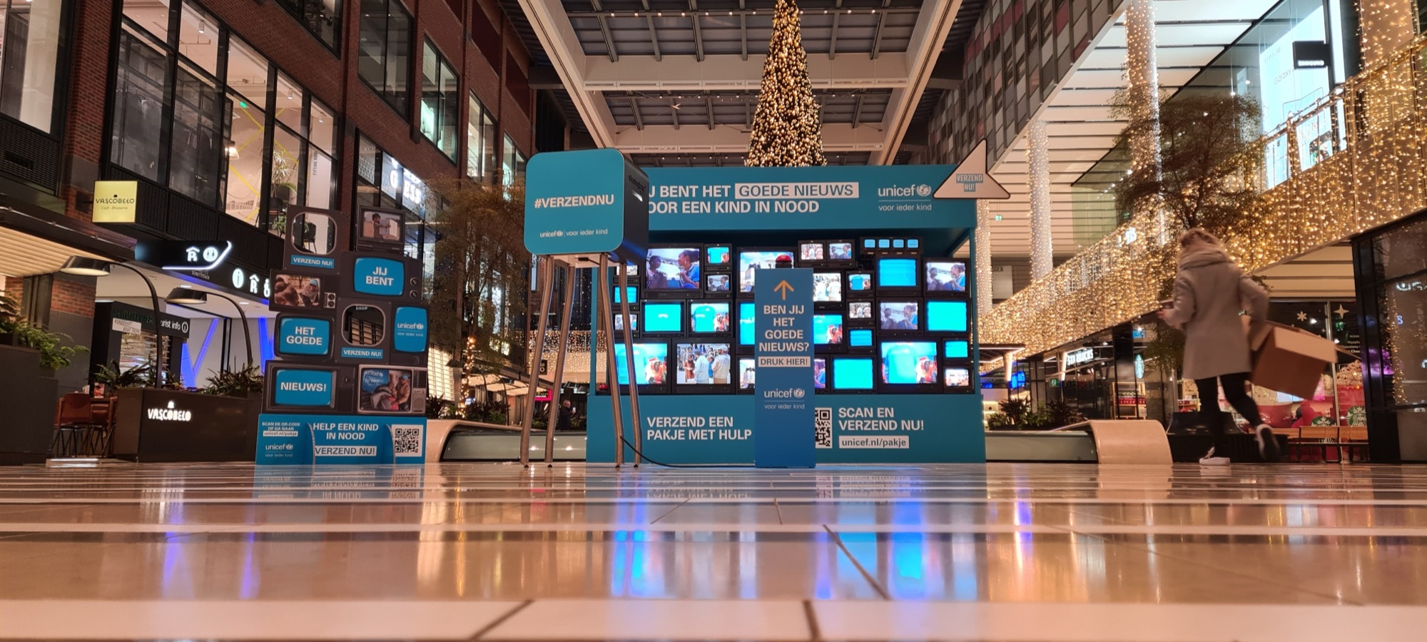 Interactieve Unicef videomuur van televisies in winkelcentrum Hoog Catharijne