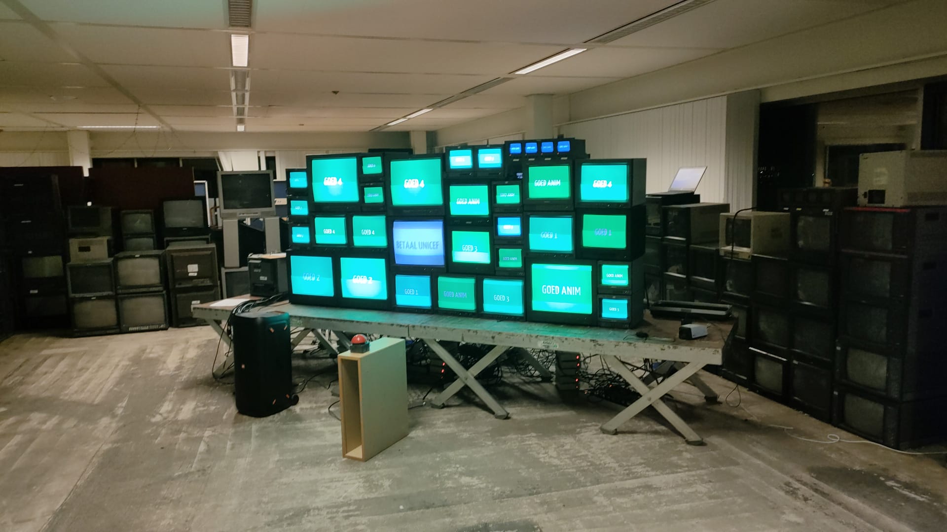 Testopstelling van de Unicef videomuur met trigger-knop in onze werkplaats