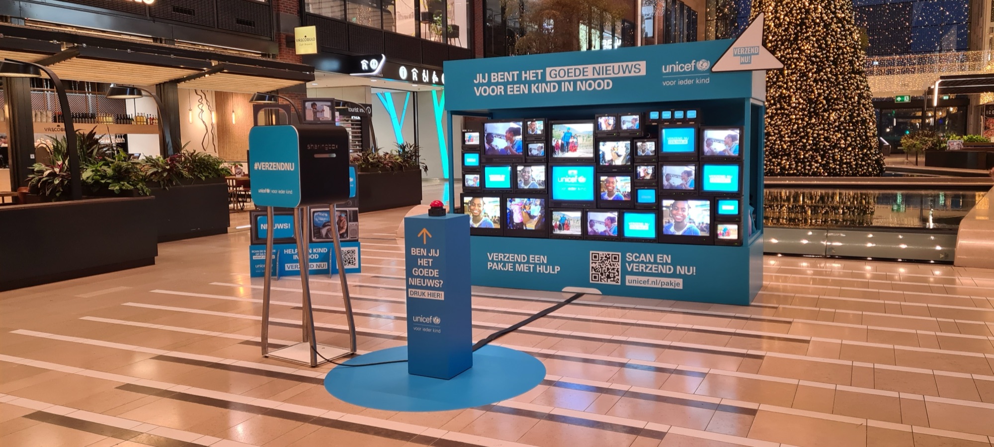 Unicef videomuur met interactieve knop in winkelcentrum Hoog Catharijne