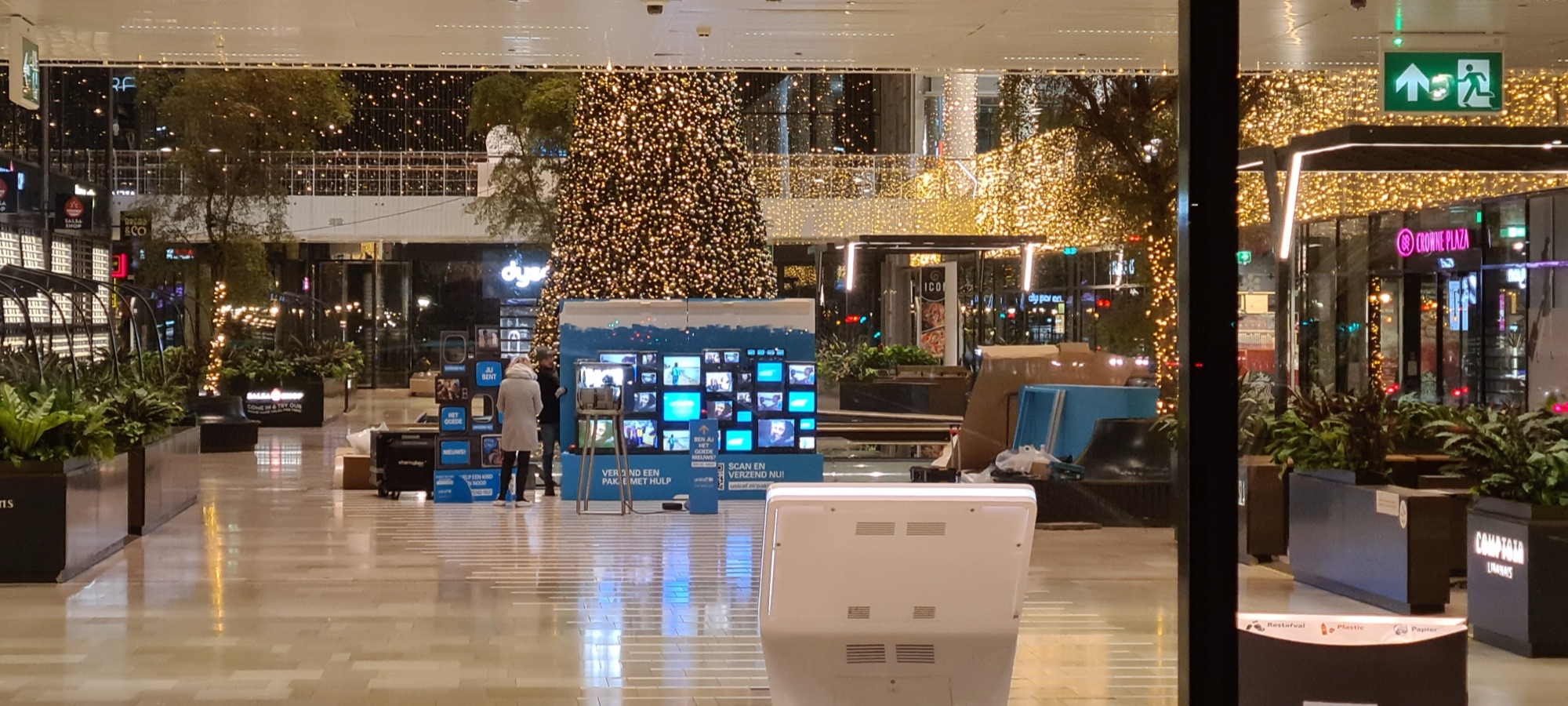 De Unicef videomuur in de winkelpassage van Hoog Catharijne, Utrecht
