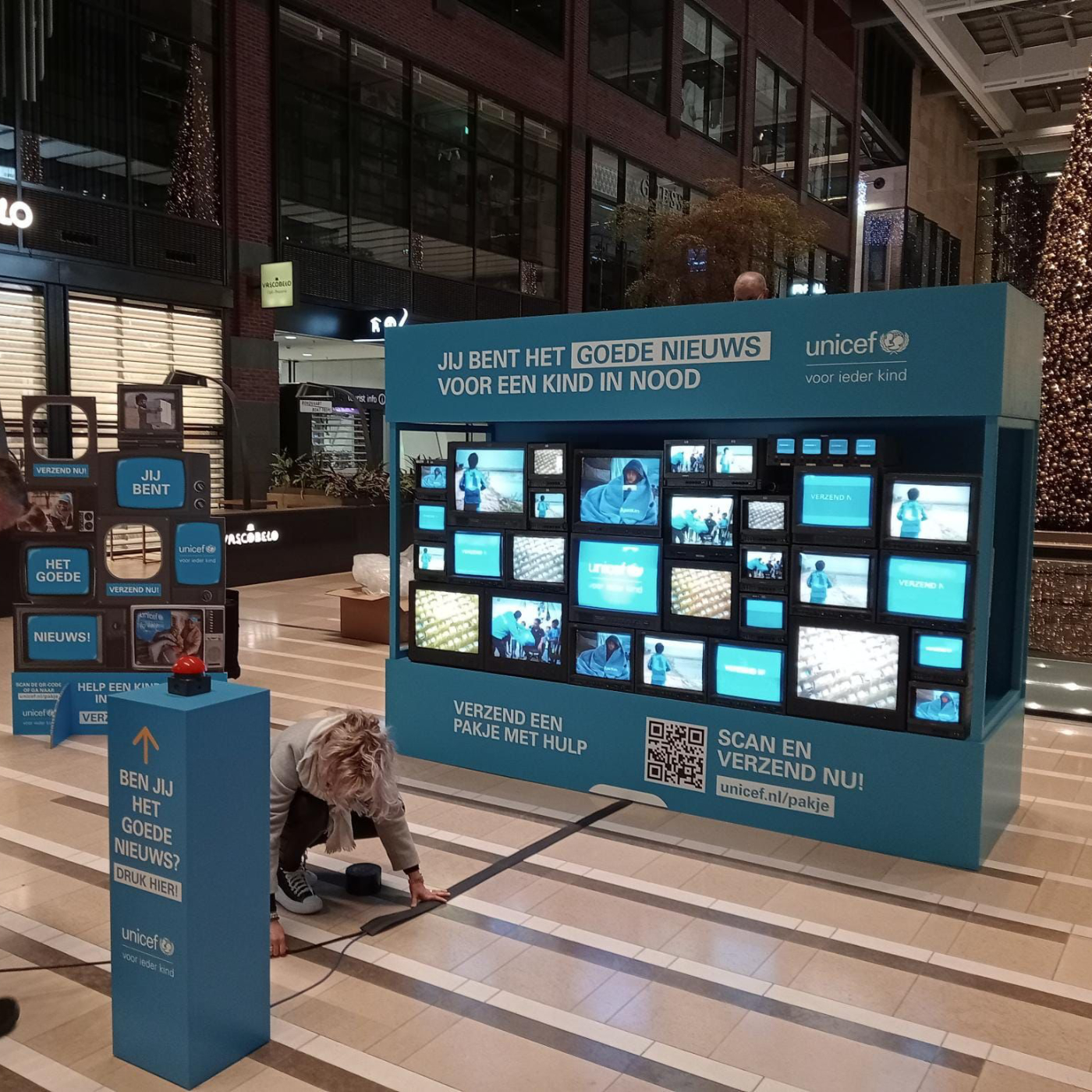 Custom CRT videowall installatie Unicef campagne Hoog catharijne Utrecht